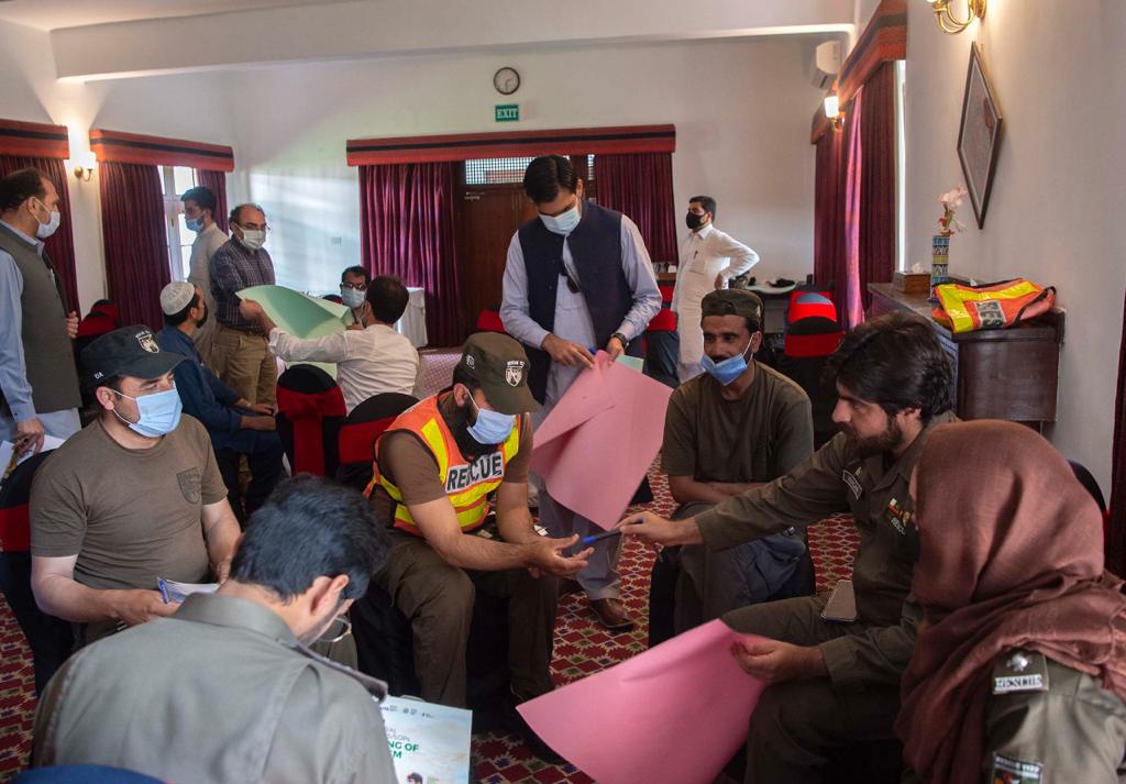 PTIKPOfficial's tweet photo. خیبرپختونخوا سیاحتی شعبے میں کرونا وائرس سے بچاؤ کے لیے ایس او پیز اور ان پر عملدرآمد کے حوالے سے KITEProjectDoT کی جانب سے آگاہی مہم اور تربیتی سیشنز کا آغاز۔ ضلع سوات اور مانسہرہ میں آگاہی مہم اور تربیتی سیشنز کا آج آغاز کر دیا گیا۔

#KPKUpdates #KPTourism https://t.co/xmlvW5diX7