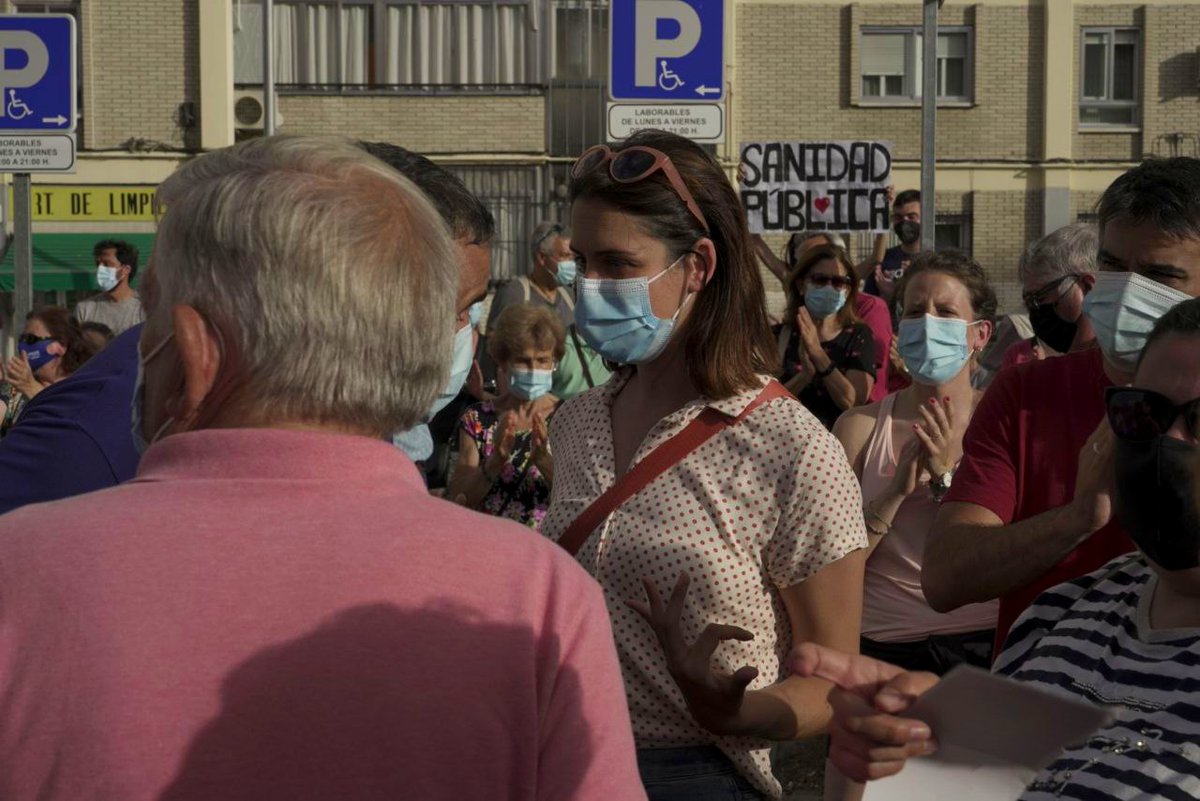 Rita_Maestre's tweet photo. Tras las elecciones, Ayuso lanza su ofensiva contra la sanidad pública madrileña. Quiere cerrar decenas de centros de salud que son vitales para los barrios. Junto a los vecinos y vecinas de Villaverde defendiendo la sanidad pública que nos cuida ante un Gobierno cruel https://t.co/e4166LpPI5