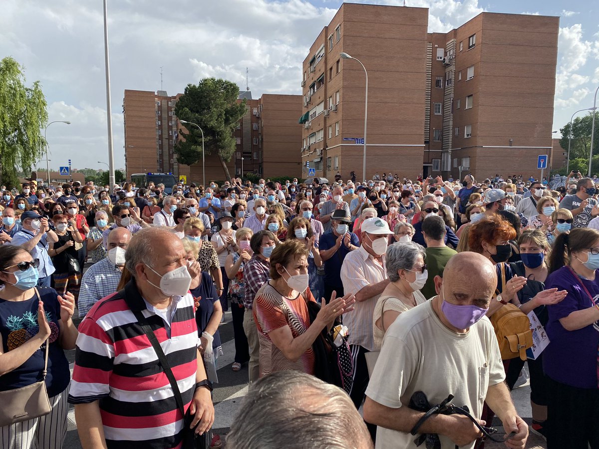 Rita_Maestre's tweet photo. Tras las elecciones, Ayuso lanza su ofensiva contra la sanidad pública madrileña. Quiere cerrar decenas de centros de salud que son vitales para los barrios. Junto a los vecinos y vecinas de Villaverde defendiendo la sanidad pública que nos cuida ante un Gobierno cruel https://t.co/e4166LpPI5