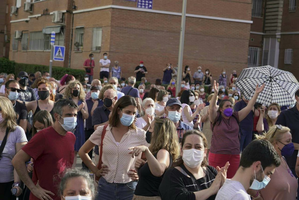 Rita_Maestre's tweet photo. Tras las elecciones, Ayuso lanza su ofensiva contra la sanidad pública madrileña. Quiere cerrar decenas de centros de salud que son vitales para los barrios. Junto a los vecinos y vecinas de Villaverde defendiendo la sanidad pública que nos cuida ante un Gobierno cruel https://t.co/e4166LpPI5