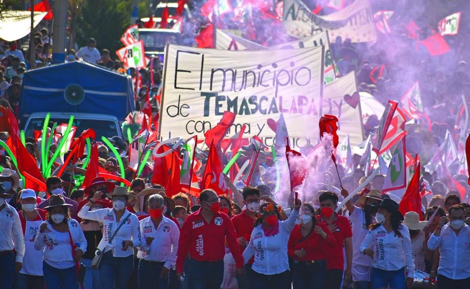 AlmaDelfinaQ's tweet photo. Quedó claro que Temascalapa tendrá un nuevo rumbo y ya nada lo detiene

Ni los bloqueos de camino, ni la competencia desleal, ni el abuso de autoridad
La democracia se gana con la gente y no "cueste lo que cueste"
Gracias a todos los que me acompañaron en este cierre #Temascalapa https://t.co/sauNmurLlh
