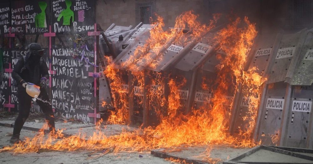 246dd4348d2d41a's tweet photo. @Lalo_tweet Exigiendo sus derechos, si claro ayer los inchas de seguro quemaron medio México.... https://t.co/yodKYIt7CV