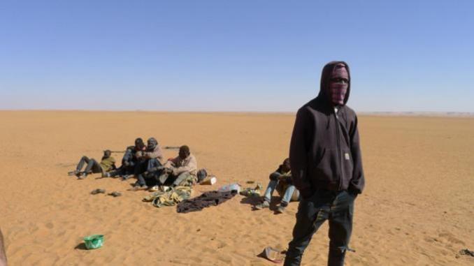 __Verlaine__'s tweet image. Ne jamais oublier qu'en Afrique du Nord, l'Algérie est le seul pays à renvoyer des africains NOIRS vers leurs pays, en les abandonnant dans le désert sans logistique (boussole, nourriture, vêtements, soins)...
NE JAMAIS OUBLIER !!
😡