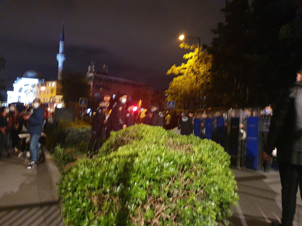 musaproglu's tweet photo. Boğaziçi Üniversitesi yine abluka altında. Feyzi hocalarını yalnız bırakmayan öğrenciler direnişe geçince polis okulu ablukaya aldı. @zuleyhagulum 
#FeyziHocaYalnızDeğildir https://t.co/yIq6kmRqy6