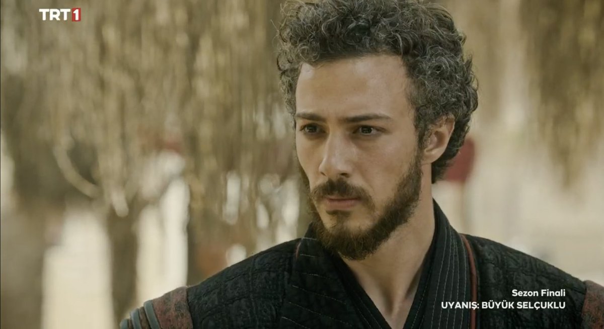 'Sultanım, Sabbah'ın mahzeni yerle bir ettik. Ele geçirdiğimiz bir batıninin de hançerindeki işaretten suikast olacağını anladık. Şükür ki yetiştik sağ salim..'

#UyanışBüyükSelçuklu #UyanışFinal #UyanışEkibi #AliGözüşirin #Tapar