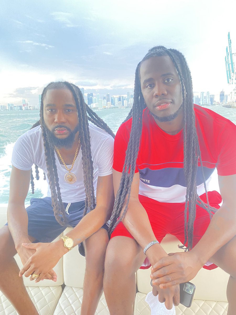 OutDaGateSolo's tweet image. Them 🇭🇹 hangin good in Miami @RICHBOY407