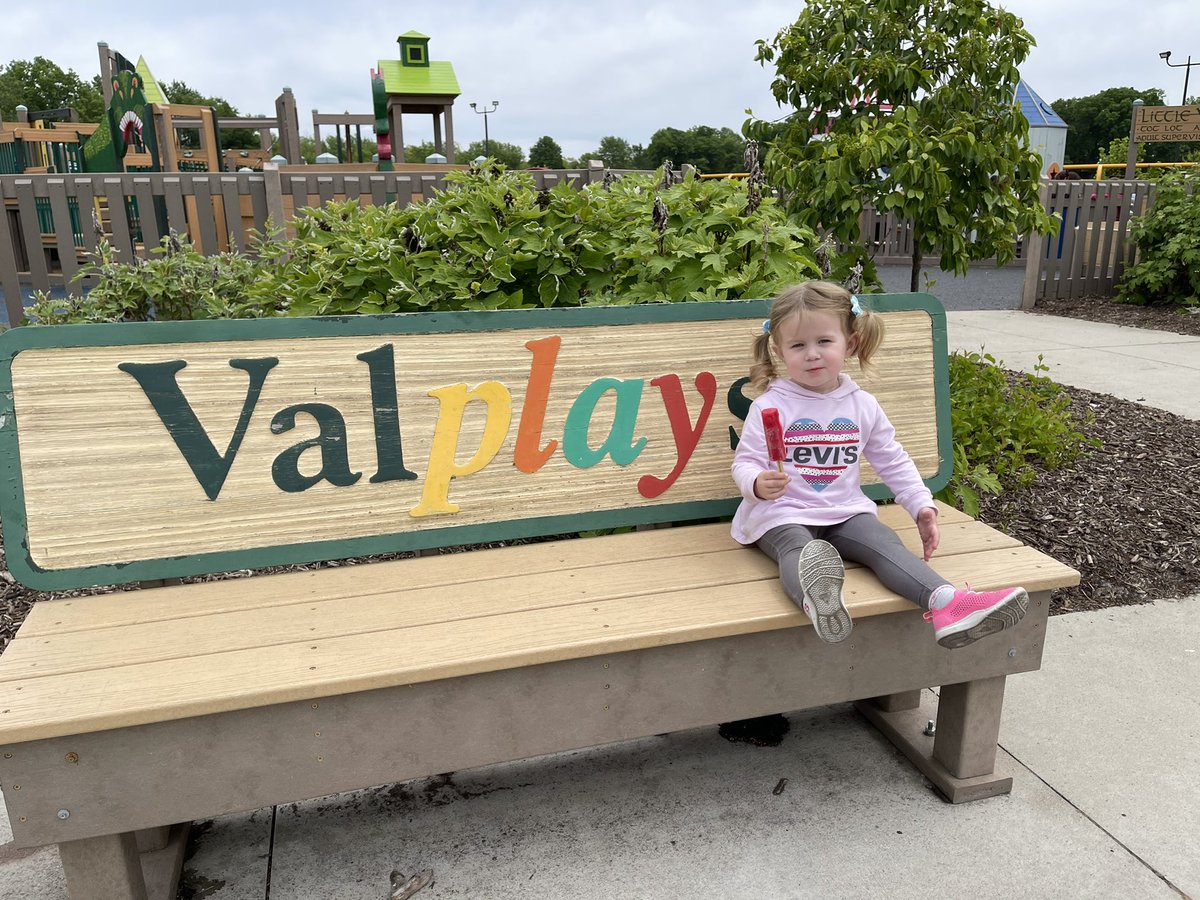 muddywaters5191's tweet photo. Great day at #Valplayso ending with her first ice cream truck. @ValpoLife https://t.co/3nXJA3C9eH