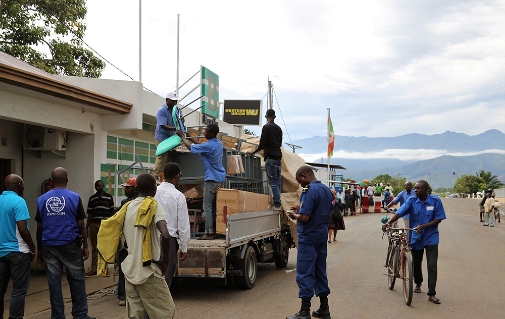 lejournalafrica's tweet photo. #Frontière #Burundo-#congolaise de #Gatumba :
@ThaddeeDr annonce la réouverture de la frontière de Gatumba ce mardi matin. En effet, une somme de 30 USD sera exigée pour les étrangers, alors que les burundais payeront 15 000 BIF pour le test du #COVID_19. https://t.co/22JPeXtASe