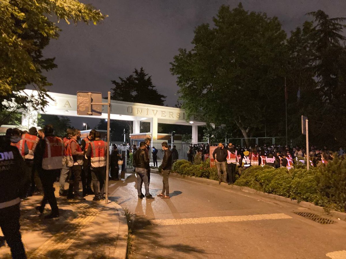 budirenisi's tweet photo. Polis kalabalık bir şekilde okulumuzun kapısında bekliyor. Biz Güney Meydan'dayız. Çadırlarımızın başındayız. Birlikteyiz, iyiyiz.
#BoğaziçindePolisİşgali https://t.co/dM4LpsnX4c
