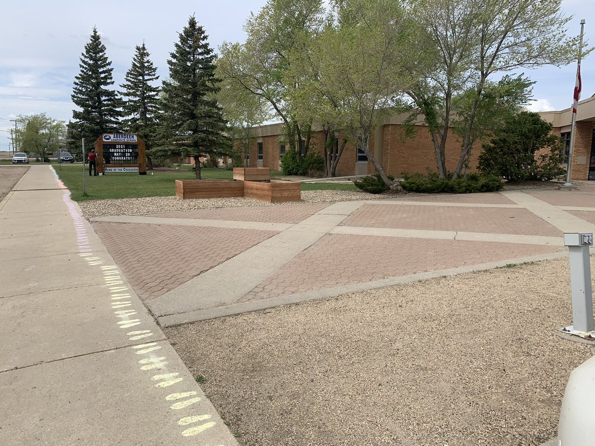 KelliWhite6's tweet image. Powerful image in front of @school_aberdeen created by @MrVedress Gr7s in acknowledgement of #215children #prairiespiritknows