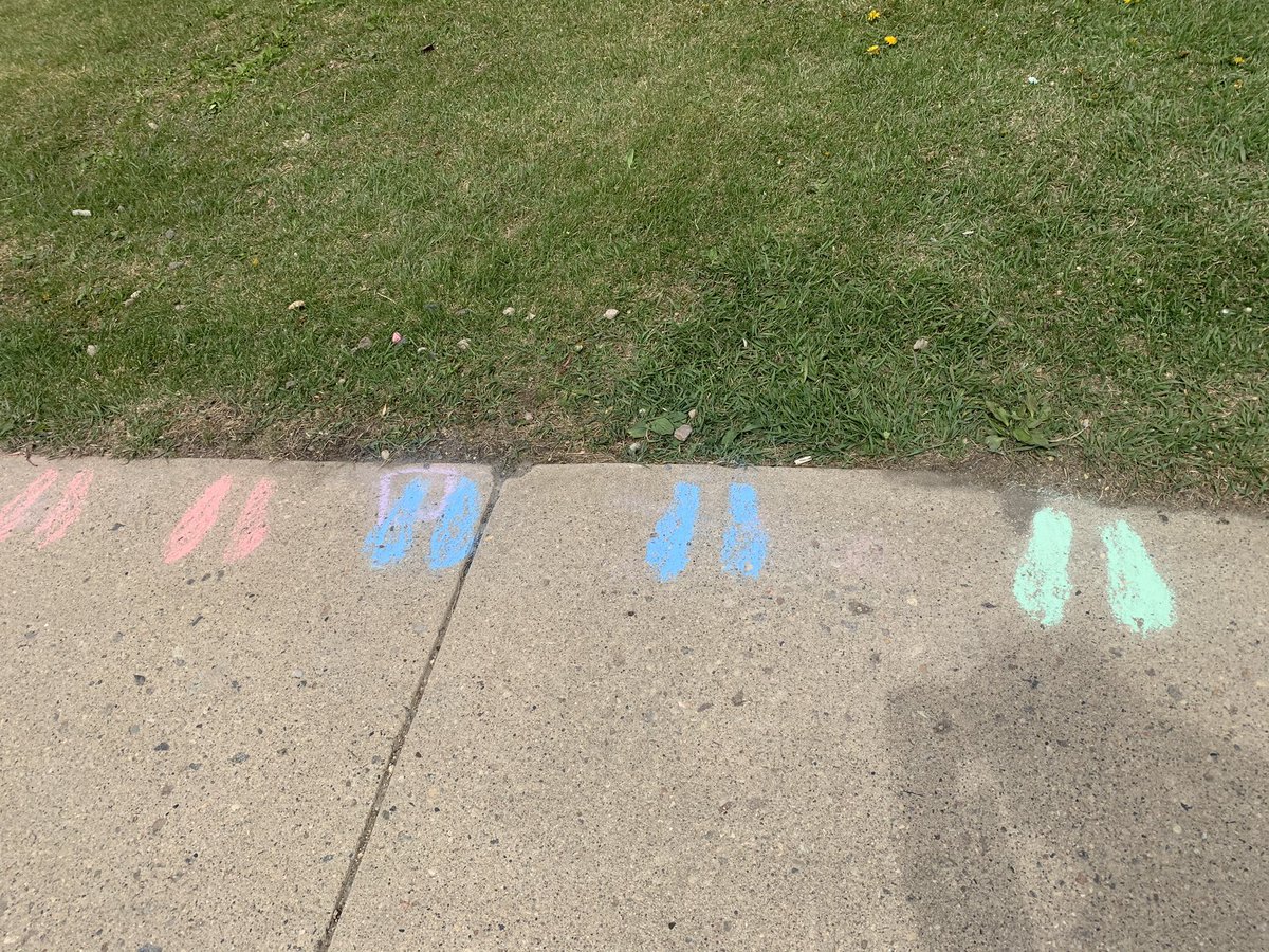 KelliWhite6's tweet image. Powerful image in front of @school_aberdeen created by @MrVedress Gr7s in acknowledgement of #215children #prairiespiritknows