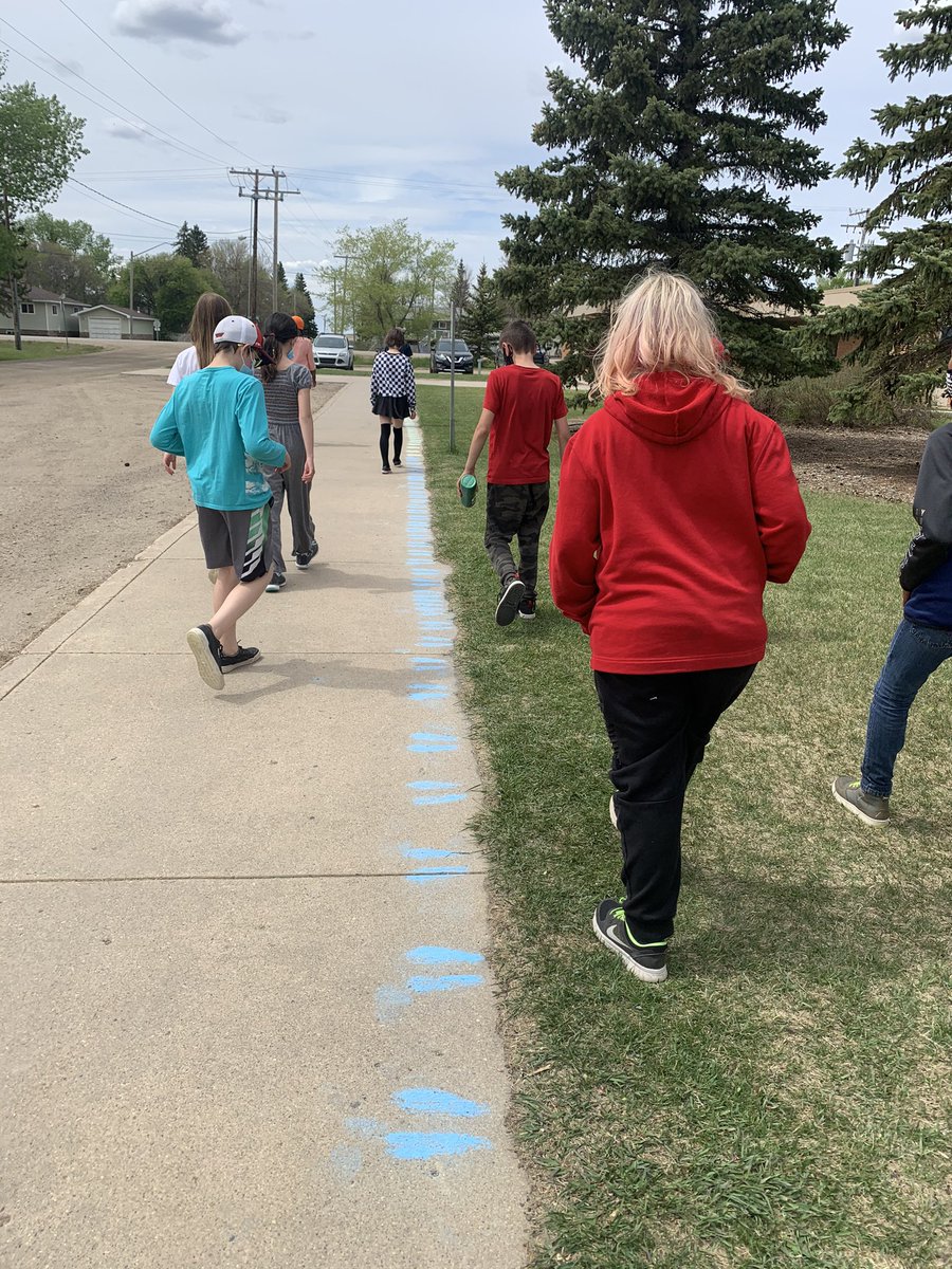 KelliWhite6's tweet image. Powerful image in front of @school_aberdeen created by @MrVedress Gr7s in acknowledgement of #215children #prairiespiritknows