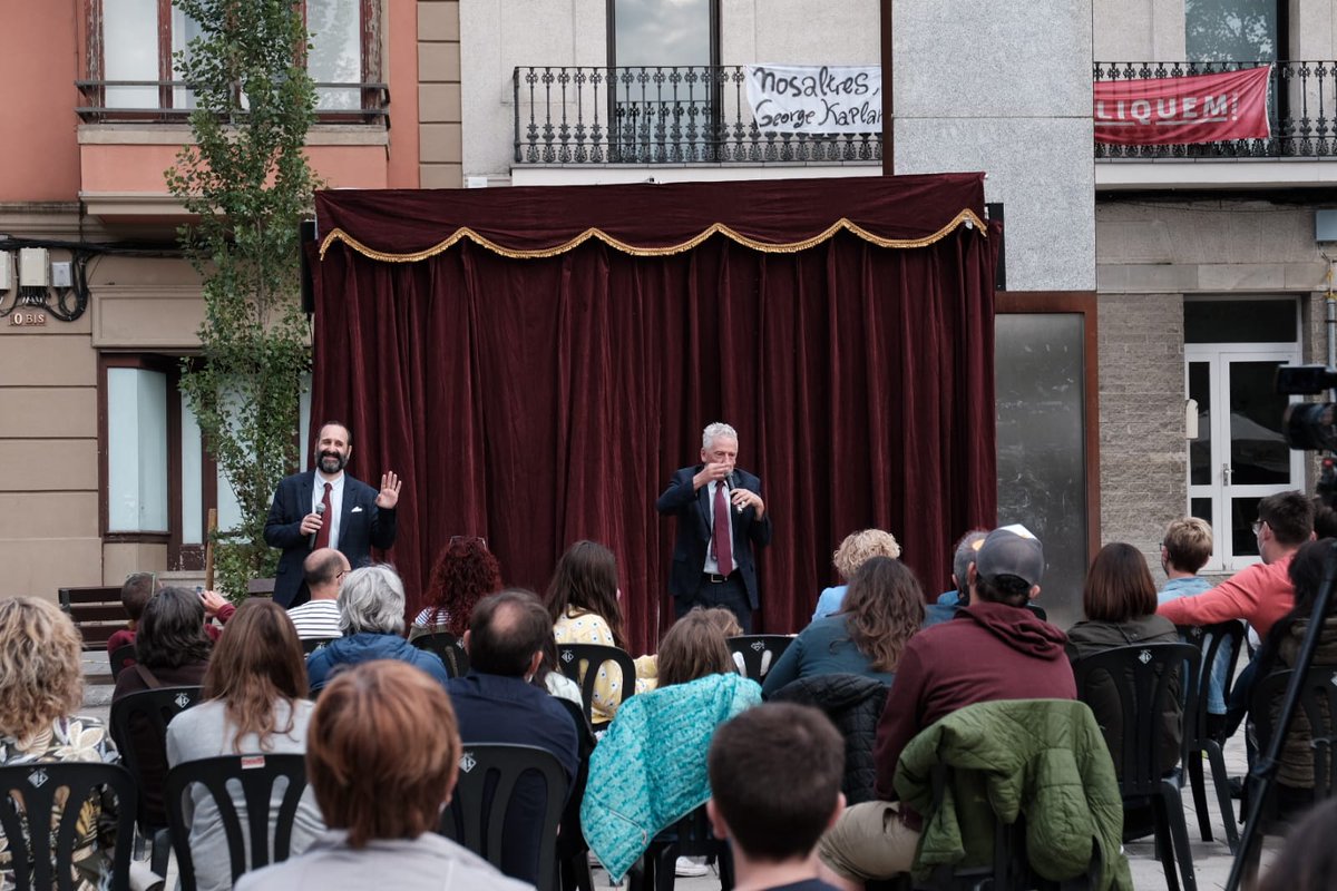 Festusfestival's tweet photo. Més moments d'aquest #FESTUS2021 ✨ Ens encanta omplir racons i escenaris per tot el poble amb un públic així. 😍Esperem que molt aviat siguem més lliures de recórrer els carrers i places del nostre poble. GRÀCIES us esperem l'any que ve! 🎊 #FestusFestival https://t.co/0bNNiWpHuq