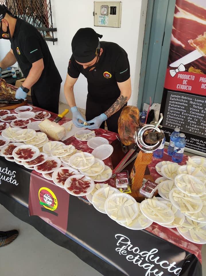 Fin de semana en la Entidad Local Menor de San Gil! Apoyando el evento de “Corazones Rosas.
💪Ambiente solidario y olor a buen jamón. Una tapita?
.
.
#corazonesrosas #almacenesdonjamon #plasencia #sangil #eventosolidario #jamon #extremadura