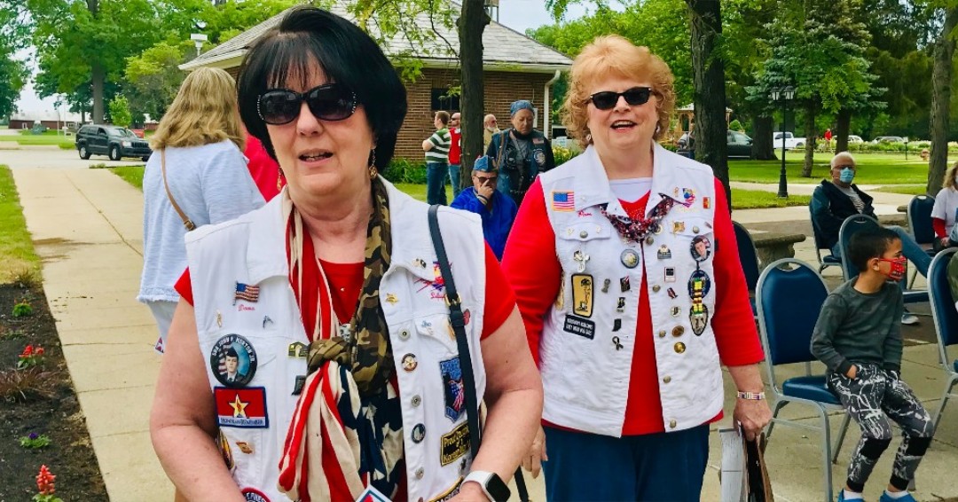 IndVetsHome's tweet photo. IVH Memorial Day Ceremony. Lafayette GoldStar Mothers, Dana Vann and Pam Mow. #goldstarmothers #ivhfamily #memorialday #ceremony #veterans #goldstarfamilies #IVH125thAnniversary #military https://t.co/BvZIrZwJlG