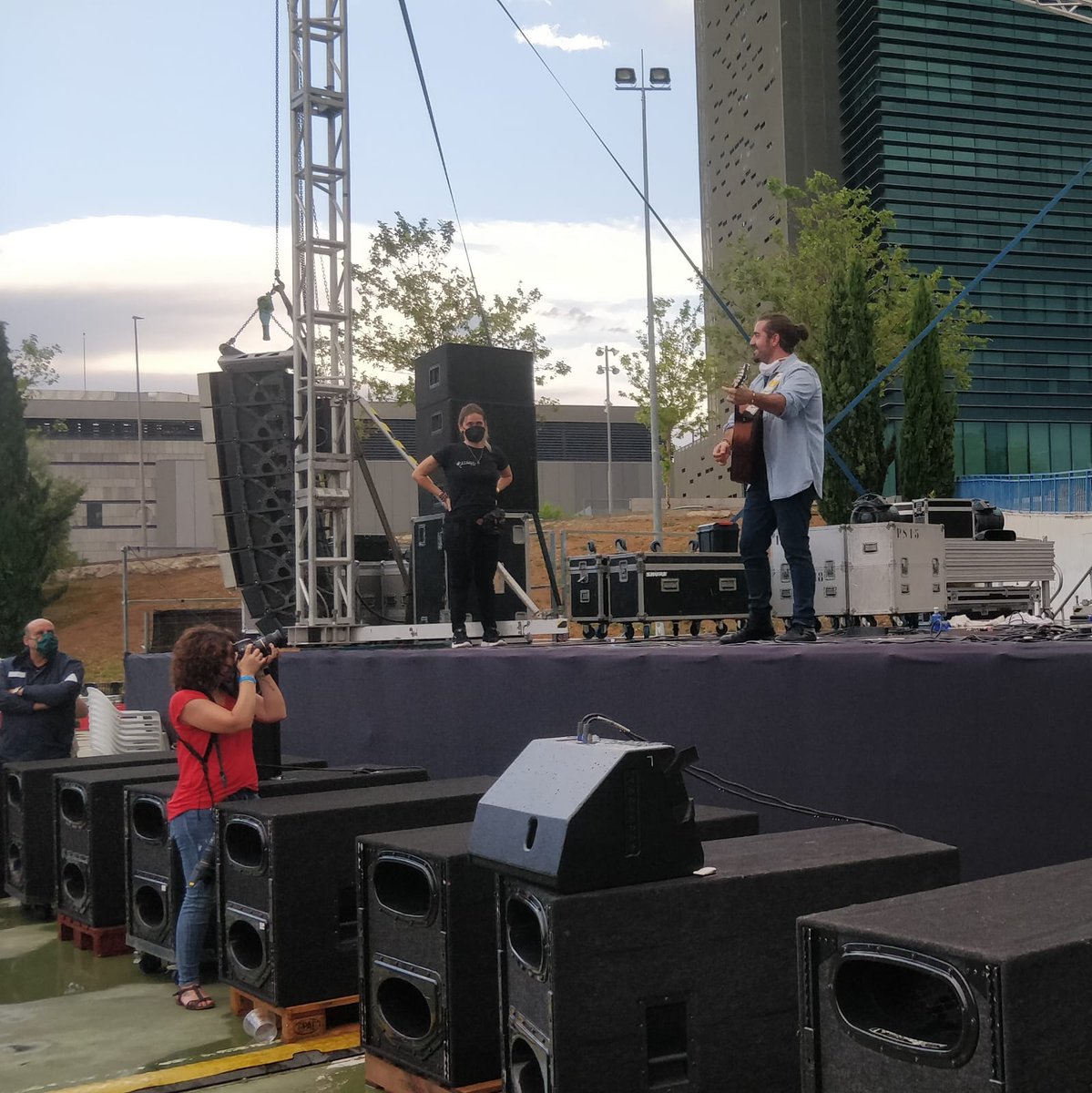 Con lo bonito que estaba siendo el concierto de <a href="/andressuareztwi/">Andrés Suárez</a> nos ha dejado desolados que una vez más una tormenta no nos haya dejado disfrutar hasta el final (1/3)