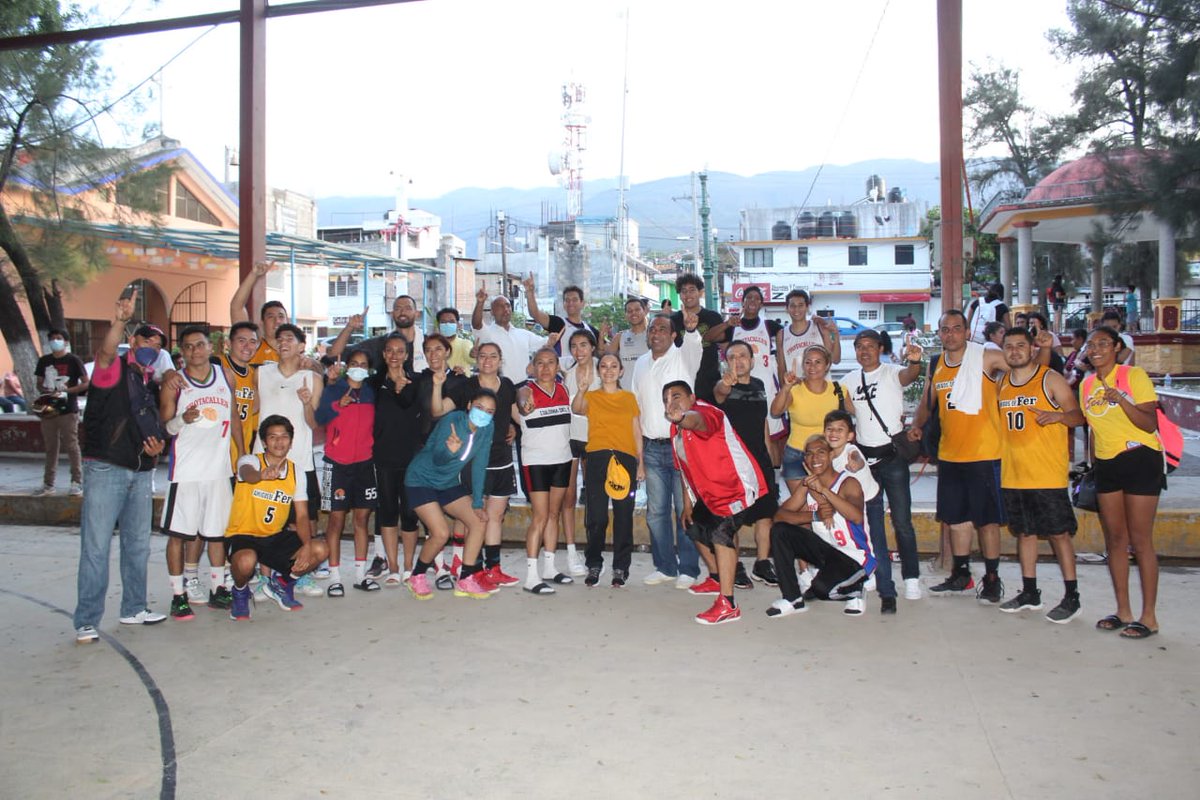 FerCalixtoC's tweet photo. Asistí a la final del Torneo de Basquetbol entre los equipos “Trota Calles y Amigos de Fer” realizado en las canchas de la colonia del PRI. Gracias por la invitación amigas y amigos, mi compromiso es APOYAR de manera incasable al deporte de Guerrero. #FerCalixto https://t.co/5SZ5xVsoze