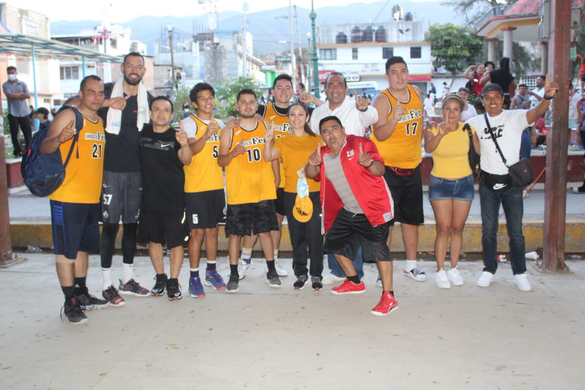 FerCalixtoC's tweet photo. Asistí a la final del Torneo de Basquetbol entre los equipos “Trota Calles y Amigos de Fer” realizado en las canchas de la colonia del PRI. Gracias por la invitación amigas y amigos, mi compromiso es APOYAR de manera incasable al deporte de Guerrero. #FerCalixto https://t.co/5SZ5xVsoze
