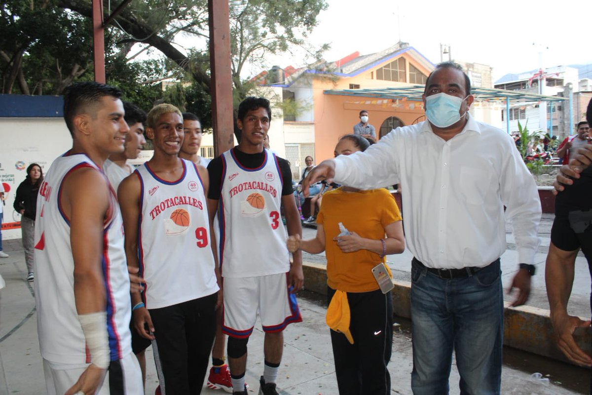 FerCalixtoC's tweet photo. Asistí a la final del Torneo de Basquetbol entre los equipos “Trota Calles y Amigos de Fer” realizado en las canchas de la colonia del PRI. Gracias por la invitación amigas y amigos, mi compromiso es APOYAR de manera incasable al deporte de Guerrero. #FerCalixto https://t.co/5SZ5xVsoze