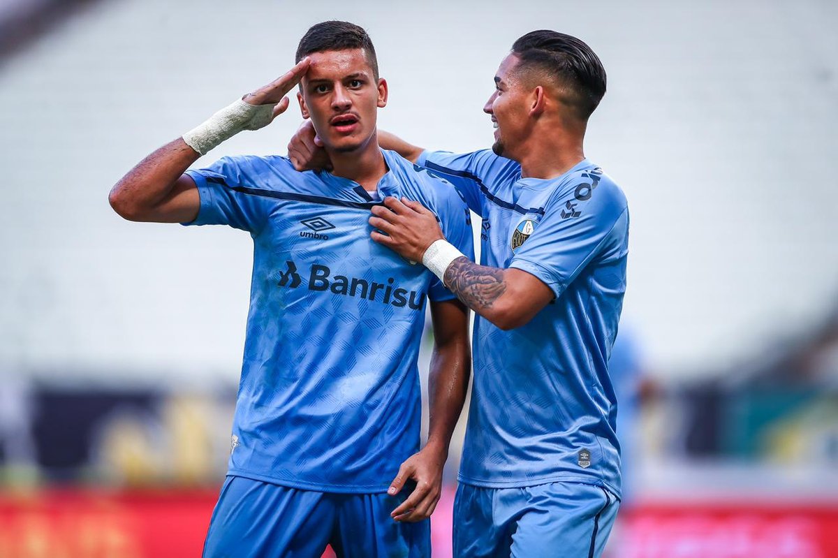 lamarcacomunica's tweet photo. Mais um do #CLienteLaMarca Ricardinho com a camisa do Grêmio. Já são 7 gols em 7 jogos como titular.
Atacante marcou na derrota do Grêmio para o Ceará, 3 a 2, pelo Brasileirão. Voando, artilheiro! https://t.co/vFSOuGfOwB