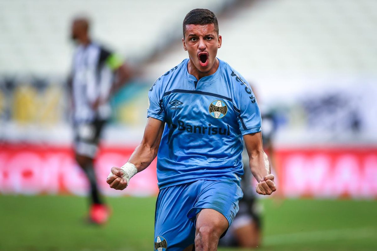 lamarcacomunica's tweet photo. Mais um do #CLienteLaMarca Ricardinho com a camisa do Grêmio. Já são 7 gols em 7 jogos como titular.
Atacante marcou na derrota do Grêmio para o Ceará, 3 a 2, pelo Brasileirão. Voando, artilheiro! https://t.co/vFSOuGfOwB
