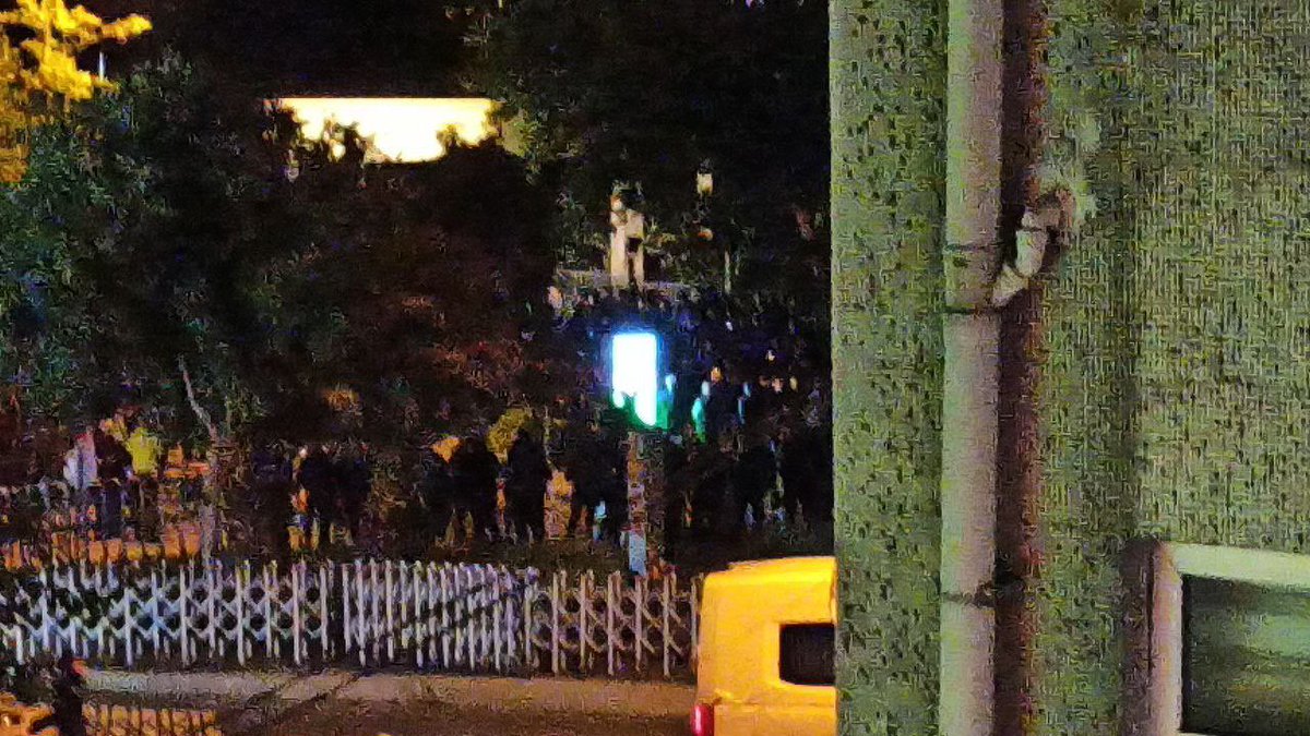 bounmeclis's tweet photo. Çadır nöbetimiz kampüs kapısındaki polis ablukası ve ÖGB'nin baskısıyla engellenmeye çalışılıyor. 

Hepinizi mücadelemize destek olmak için #ÇetelerSerbestBoğaziçiAblukada diyerek ses çıkarmaya çağırıyoruz! https://t.co/9WanbEPPQM