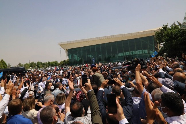 "Daha neler göreceksin" demişti.
Türkiye Hatay'da Meral Akşener'in karşılanışını gördü.