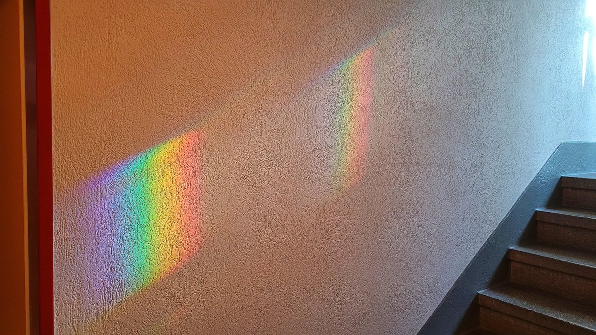 fluryste's tweet photo. Hey @srfmeteo @GaudenzF
Wie sagt man eigentlich einem #Regenbogen im #Treppenhaus?
Treppenbogen? Regenhaus? Bogentreppe? Oder wäre die richtige Frage: "Warum kackt das verdammte #einhorn immer an die Wand?" 😋 https://t.co/sFSMrj0beG