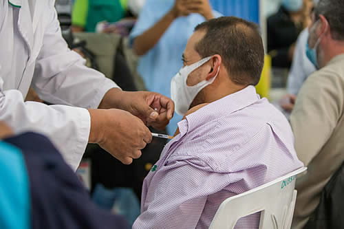 boliviaetm's tweet photo. Camacho recibe primera dosis contra el coronavirus e insta a sumarse a la campaña de vacunación
https://t.co/fX3WnEmrxk https://t.co/W62GBGF6ke