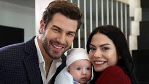 elena17575's tweet photo. @PrincipessaDemo famiglia Sarihan ! Lale e Onur con Emir !!!#furkanpalalı #DemetÖzdemir #no09❤️🌞❤️🌞❤️🌞😍😍😍😍😍 https://t.co/zmcwaExPDJ