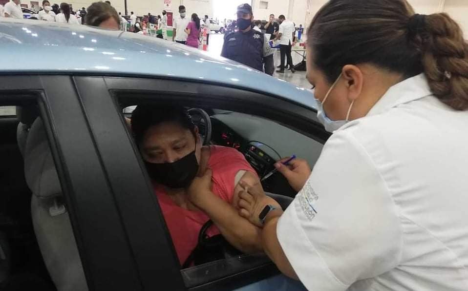 NotaMonterrey's tweet photo. Inicia vacunación anticovid para adultos de 50 a 59 años en Monterrey.

Se presentaron largas filas el primer día de la aplicación de la vacuna anti #covid19 a grupos de 50 a 59 años en el #DriveThru ubicado en #Cintermex, aunque rápidamente se depuro y agilizó la vialidad. https://t.co/MV007zhTIt