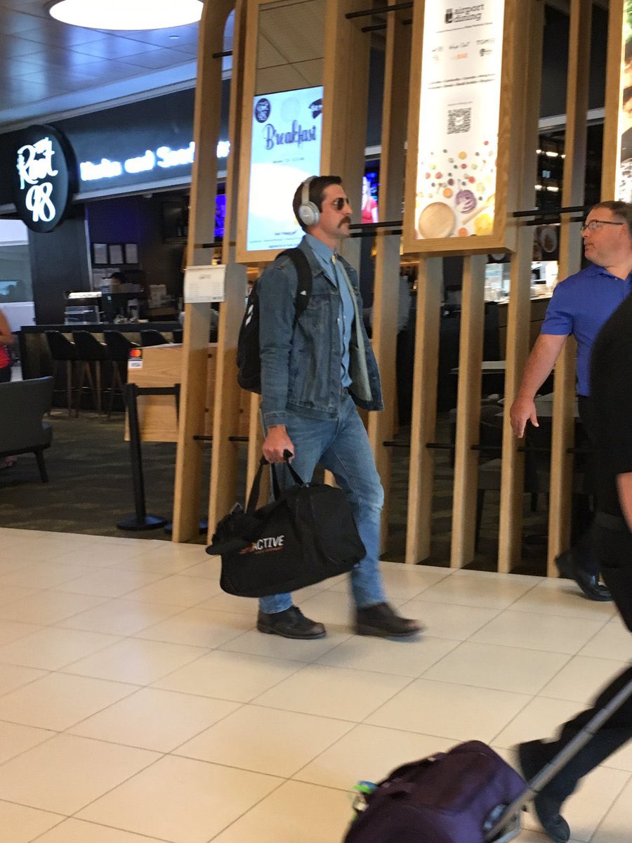 Was waiting on my flight back home from DIA and saw one of the passengers from the flight from Hawaii walking by so I had to grab this picture😱😱

🚨🚨Aaron Rodgers spotted at Denver international airport 🚨🚨