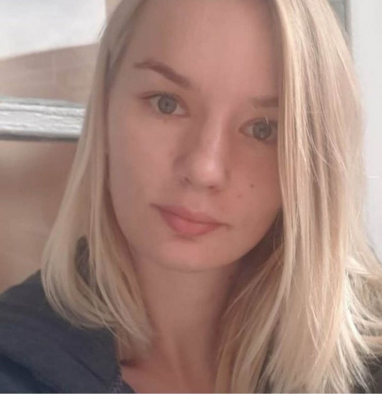 4️⃣4️⃣9️⃣prisonniers politiques actuellement au Bélarus. Ne les oublions pas.

Un jour, un visage, un parcours ⚪️🔴⚪️

Aujourd’hui, Alina Muratava, 27 ans, détenue depuis le 26 janvier, condamnée à 1 an de prison pour avoir suspendu à un arbre une effigie des brutes du régime OMON👇🏻