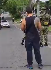 LaGenteDePetro's tweet photo. #RamboCriollo #Caralimpia estuvo mucho tiempo en la zona rodeado de soldados y policías, muy activo Andres Escobar https://t.co/fHxoLQpure
