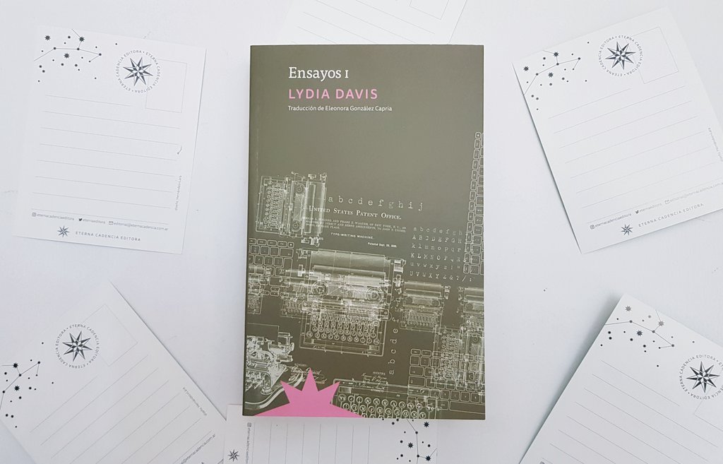 EternaEditora's tweet photo. 📗 ¡Ensayos I de Lydia Davis ya está en librerías! 📗
En este extenso y esperado libro, Davis analiza su propio proceso de escritura y recorre las lecturas que contribuyeron a su estilo. 
Esperamos que lo disfruten tanto como nosotrxs.

#ensayo #escritura #lydiadavis #novedad https://t.co/KFobikiKHT