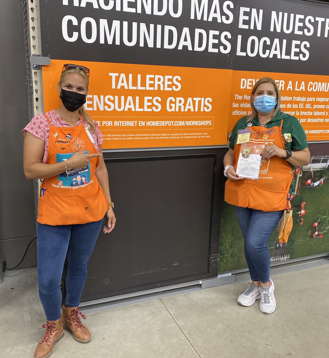 Late post!! Reconociendo a nuestra cajera Maribel en 6412 por su excelente servicio al cliente. Continúa así 😃