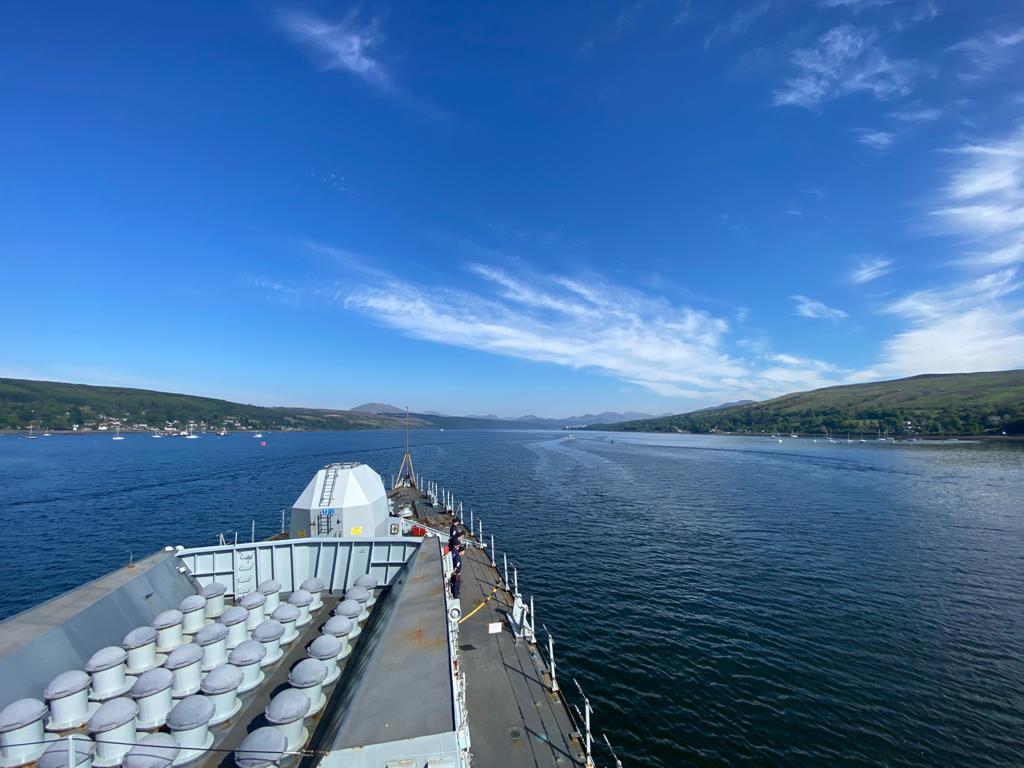 hms_argyll's tweet photo. Beautiful day on the Clyde today. Quick stop alongside for Fuel and
fresh milk... Time for #GuzzRevs https://t.co/POqEFdUYN5