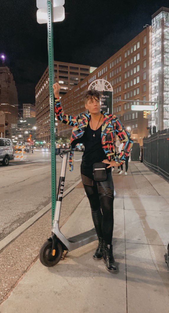 CullenBlue's tweet photo. She said, “Pose”. I said, “Oh, I love that show!” 🙌🏽 #DEMF #micromovement #Detroit @PoseOnFX https://t.co/FbIOsQCMMW