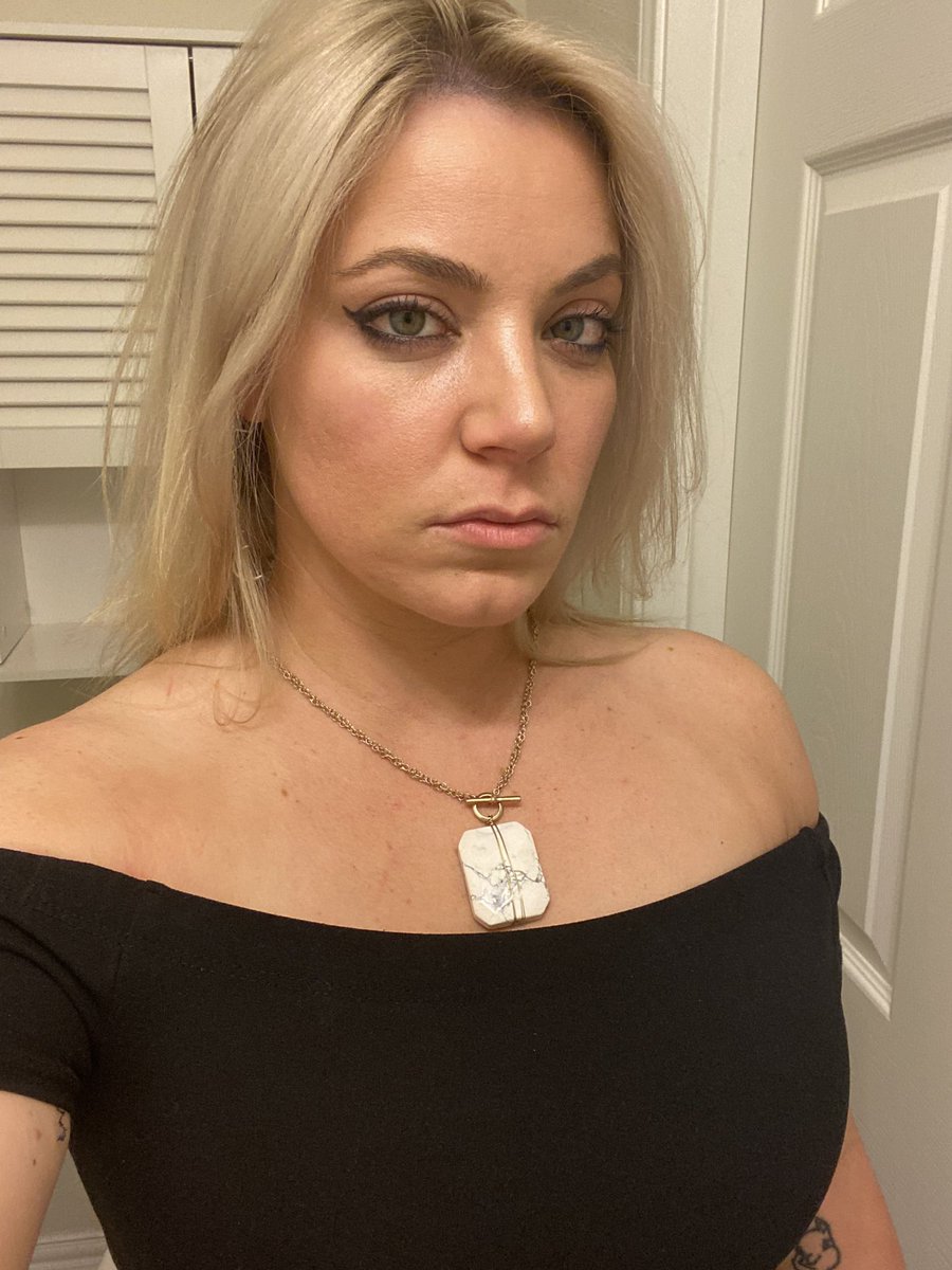 Curvyllama's tweet photo. I’ve never ever posted a photo of me just looking like I wanna chop your dick off. This was in my drafts. Enjoy?  RT with your mad face? Idk https://t.co/y5XJC3D4c3