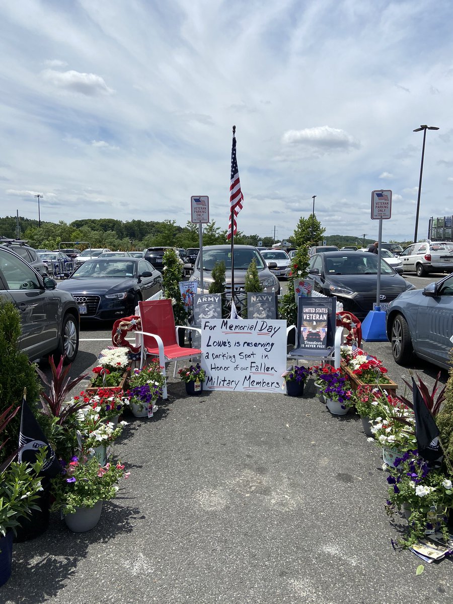 HolstonLewis's tweet photo. In Remembrance of Our Fallen Soldiers Lowe’s DC Store 3256 Says Thank You #memorialday @LowesDMV @BenitoKomadina https://t.co/xYHY59a05i