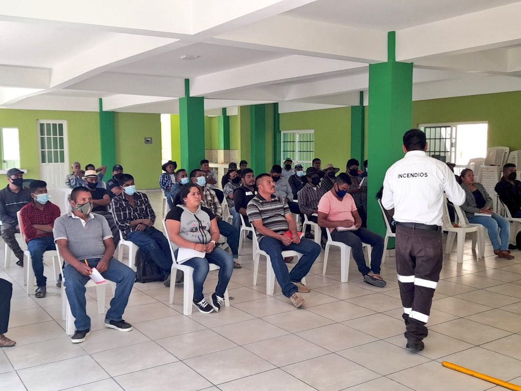 German_Espinosa's tweet photo. Como parte del Programa de Prevención de Incendios Forestales, equipo de la @COESFO_GobOax capacitó sobre Manejo de Fuego a autoridades y policía municipal de San José Lachiguirí, Miahuatlán. https://t.co/b9P7J65QuN