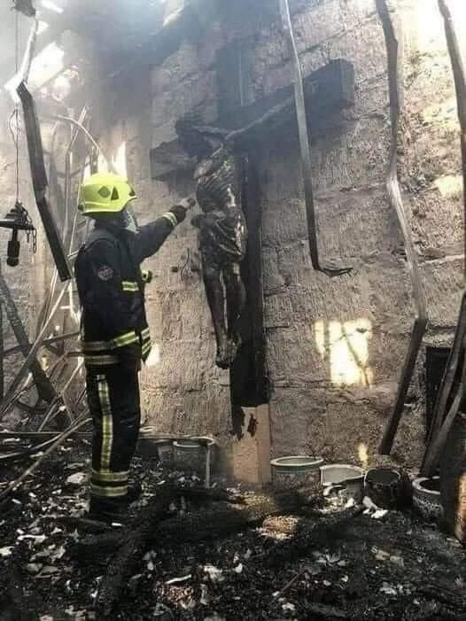 mircoDmirco's tweet photo. Il Crocifisso rimasto intatto in una chiesa andata a fuoco nelle Filippine. https://t.co/W056bbz8CP