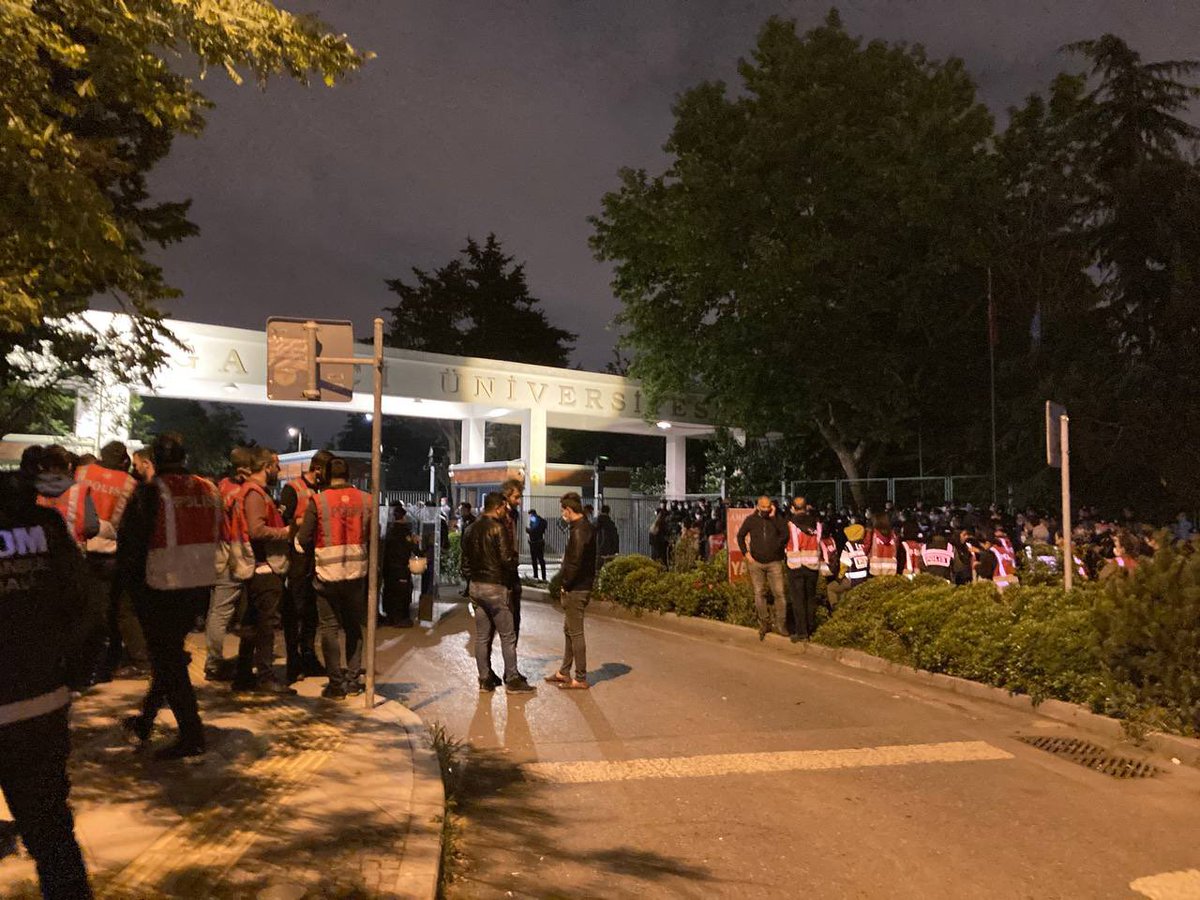 Mafyaların, hak gaspı yapan patronların kapısına tek bir polis bile gitmezken okulumuzun kapısına yığılan sayısız polis, direnişi sürdürmek için çadır kurup kampüste kalmak isteyen arkadaşlarımıza her an müdahale edebilecek şekilde bekliyor. #ÇetelerSerbestBoğaziçiAblukada