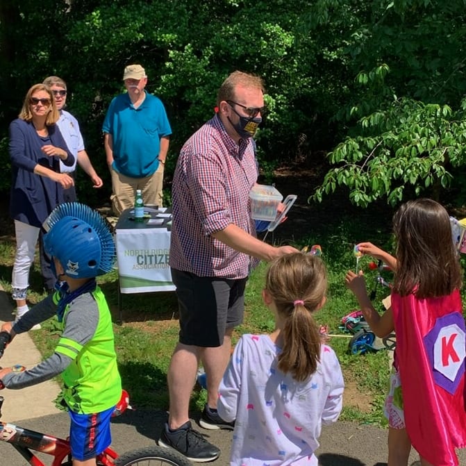 JamesLewisVA's tweet photo. Had a great time volunteering at #WheelDay, a long time tradition in #AlexandriaVA's North Ridge neighborhood. https://t.co/UYO6TI0F2S