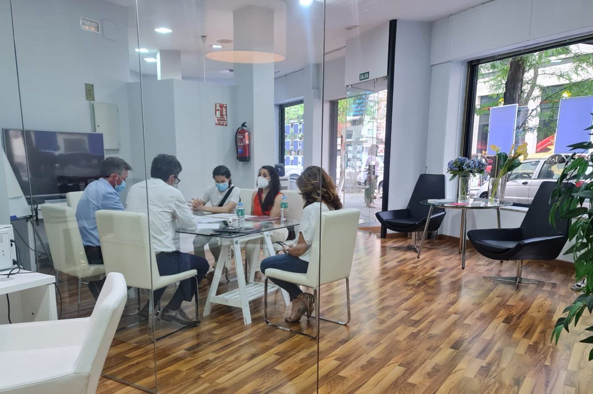 Hoy empezamos a firmar las  arras de nuestra promoción en la calle #naves , ha sido un trabajo arduo capitaneado por #estherdepablo , muchas visitas , unos promotores-constructores extraordinarios, un arquitecto ya amigo y los antillan@s dándolo todo.#ANTILLA