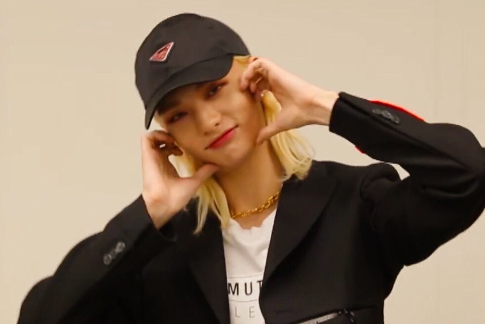 HWHJPICS's tweet image. the cutest photo sequence of hyunjin