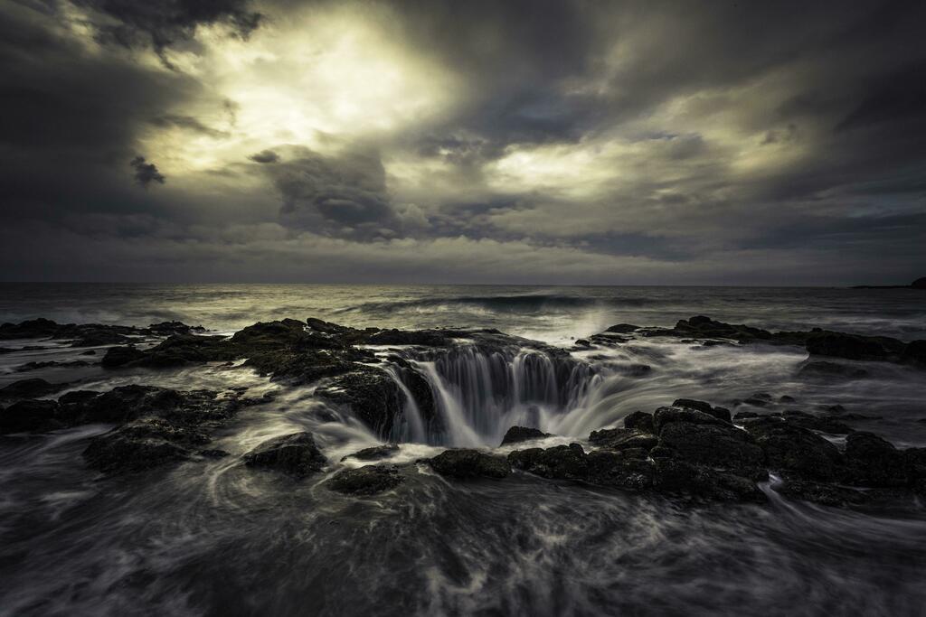 Thor’s Well, Oregon [OC] [5760x3840] via https://t.co/JsGt2Ik2YQ https://t.co/xN6jsoD4VP