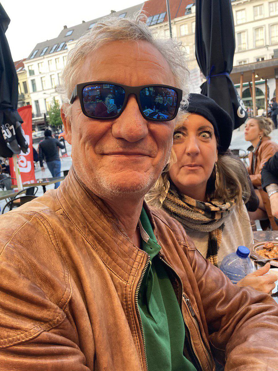 _welpenmetzger's tweet photo. @FlugschuleE Bettina beim Tête-à-Tête mit ihrem großen Schwarm #Hilz. Aber da der unter der Fuchtel von #KaSchi steht und somit doppelt gekniffen ist, hat sie sich als Trost einen strammen Kämpfer mit schwarzem Barett angelacht. https://t.co/WUTJWKvQSi