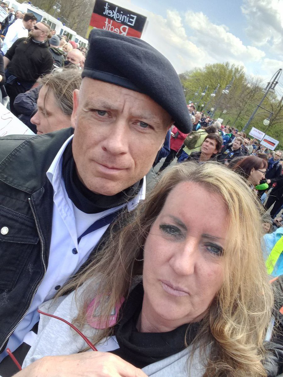 _welpenmetzger's tweet photo. @FlugschuleE Bettina beim Tête-à-Tête mit ihrem großen Schwarm #Hilz. Aber da der unter der Fuchtel von #KaSchi steht und somit doppelt gekniffen ist, hat sie sich als Trost einen strammen Kämpfer mit schwarzem Barett angelacht. https://t.co/WUTJWKvQSi
