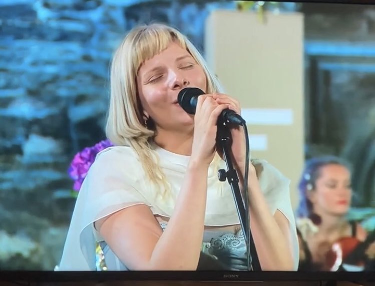 PortalAURORAbr's tweet photo. Fotos da apresentação da AURORA hoje no show do Askjell. Ela cantou To Be Loved e uma música inédita (do álbum do Askjell) em que ela e a iris cantaram juntas. Se liga na roupa!!! Lindíssima. https://t.co/YmiyS9vc0x